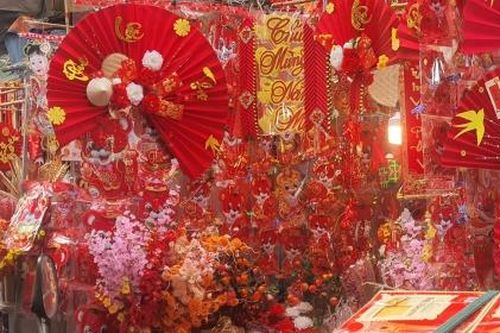 Phố Hàng Mã rực rỡ sắc đỏ đón Tết Nhâm Dần 2022