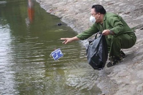 Hà Nội: Nhiều người vứt bỏ đồ thờ cúng xuống sông ngày Ông Táo về trời