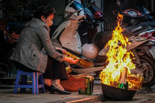 Người Hà Nội đốt vàng mã giữa đường tiễn Táo quân về trời