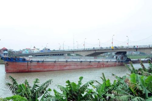 Tàu thủy chở xi măng đâm nứt dầm cầu Thái Bình, thuyền trưởng bị thương