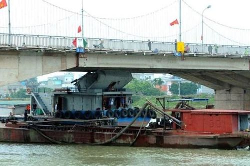 Tàu thủy đâm nứt vỡ bê tông dầm cầu Thái Bình
