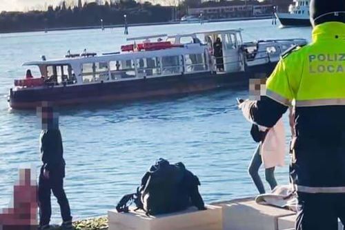 Du khách bị đuổi khỏi Venice vì chụp ảnh ngực trần bên đài tưởng niệm