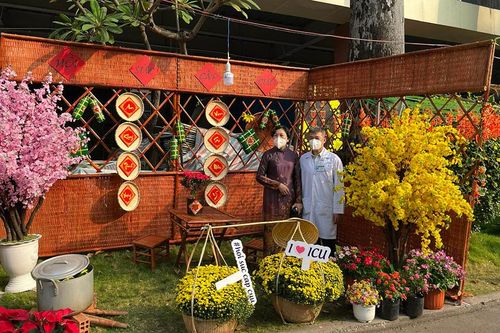 Rực rỡ đường hoa mang không khí Tết về Bệnh viện Chợ Rẫy
