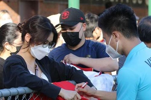Công Phượng, Quang Hải được fan nữ săn đón