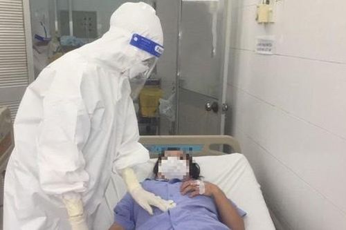 Cứu sống bệnh nhân COVID-19 suýt đứt dây thanh vì sơ suất khi uống thuốc