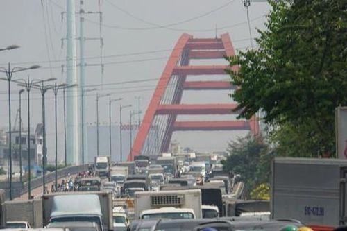 Ô tô chen kín làn đường, cửa ngõ sân bay Tân Sơn Nhất ùn tắc kéo dài
