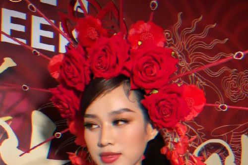 Tái xuất sàn catwalk, Hoa hậu Đỗ Thị Hà diện váy cúp ngực đỏ rực hóa 'nàng Xuân' quyến rũ
