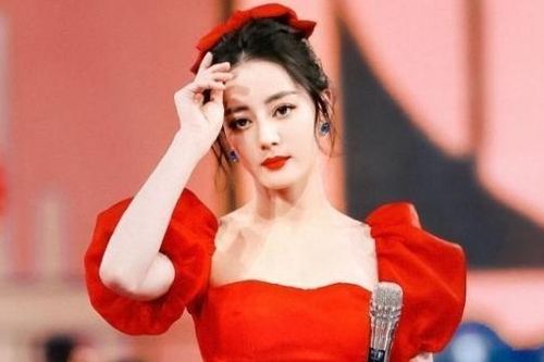 Tạo hình của Địch Lệ Nhiệt Ba tại Gala Lễ hội mùa xuân
