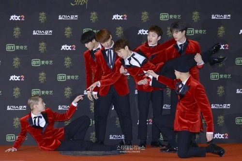 Loạt tạo dáng khó đỡ chiếm trọn spotlight thảm đỏ của 'gánh hài quốc dân' BTOB