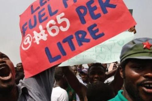 Nigeria hoãn bãi bỏ trợ cấp nhiên liệu