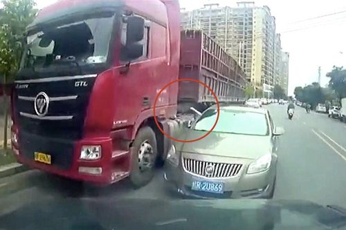 Thấy cảnh hút trộm dầu trên đường, nam tài xế dạy cho kẻ cắp bài học nhớ đời