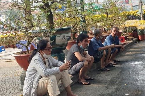 Chợ hoa Tết TP.HCM ế chưa từng có, khách hỏi giá, chưa chịu xuống tiền