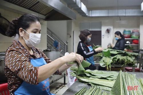 Cơ sở dịch vụ gói bánh chưng tất bật phục vụ người tiêu dùng Hà Tĩnh