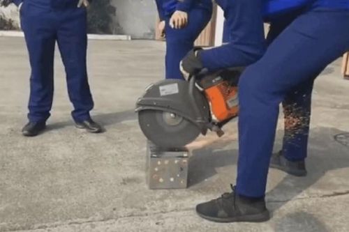 Phát hiện hộp sắt bí ẩn của chồng lúc dọn nhà, vợ choáng nặng khi thấy thứ bên trong