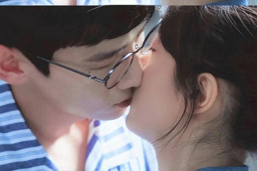 Đỏ mặt khi Bạch Kính Đình có nụ hôn siêu ngọt ngào trên màn ảnh với Triệu Kim Mạch
