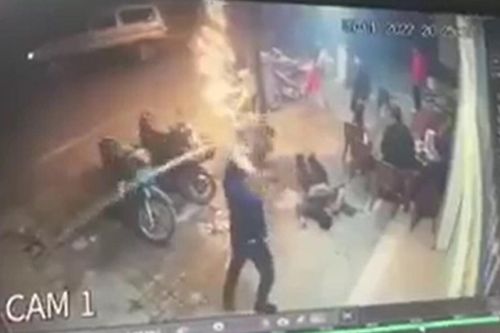 Clip: Người đàn ông bất ngờ bị đối tượng cầm gậy đánh liên tiếp vào đầu gục tại chỗ trước quán bia