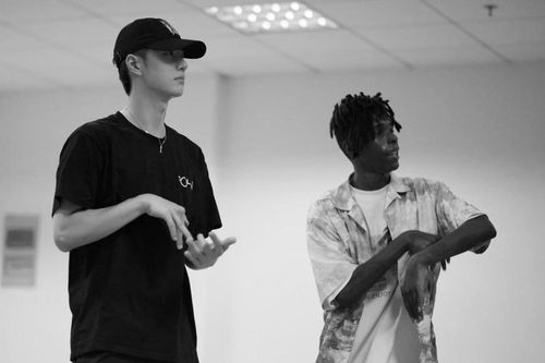 Fan 'đổ đứ đừ' với loạt khoảnh khắc ngầu đét của Vương Nhất Bác trong phòng tập nhảy