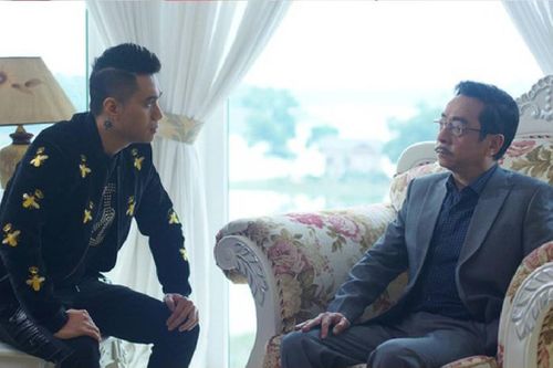 Tới viếng mộ NSND Hoàng Dũng, Việt Anh làm 1 hành động khiến ai cũng nghẹn ngào