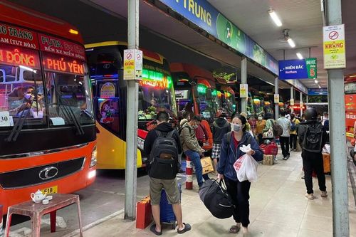 Người dân xếp hàng dài, đứng ngồi la liệt chờ đợi tại Bến xe miền Đông từ chiều để về quê ăn Tết