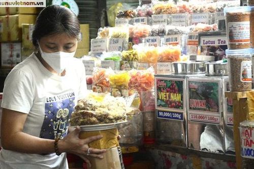 Cận Tết, trái cây, bánh mứt hút khách ở TPHCM