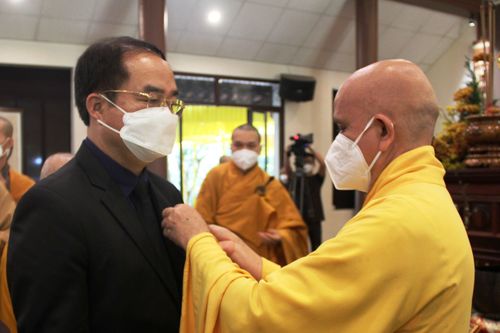 Thứ trưởng Vũ Chiến Thắng thay mặt Chủ tịch nước, Thủ tướng viếng tang Thiền sư Thích Nhất Hạnh