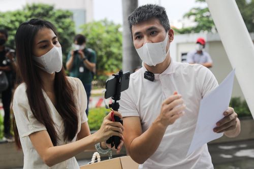 Thủy Tiên được minh oan, Công Vinh bị nghi có thái độ thờ ơ và sự thật ấm lòng