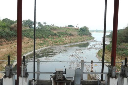 Khẩn cấp lắp đặt bơm dã chiến tại Trạm bơm Trung Hà và cống Liên Mạc