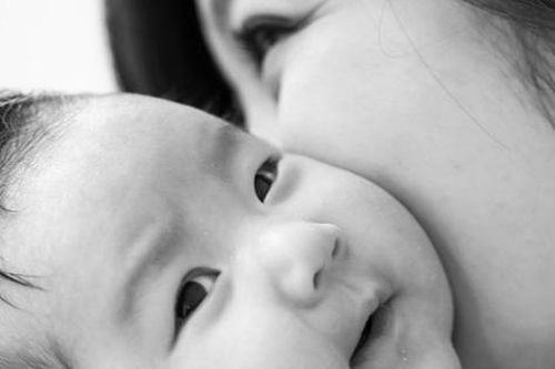 Cuộc sống 'mẹ bỉm sữa' của mỹ nhân Hoa - Hàn: Người khiến công chúng xót xa vì cảnh mẹ đơn thân, người bị chỉ trích vì bỏ rơi con gái