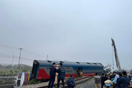 Tàu SE4 va chạm xe tải chở nặng khiến lật đầu máy, đường sắt chưa rõ thời gian thông tuyến trở lại