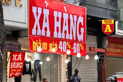 Trên phố 'triệu đô' bày bán ê hề quần áo giày dép… đại hạ giá 80%