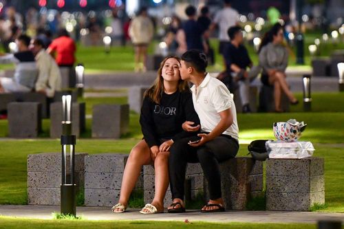Công viên bến Bạch Đằng đông người dạo chơi ngày đầu mở cửa