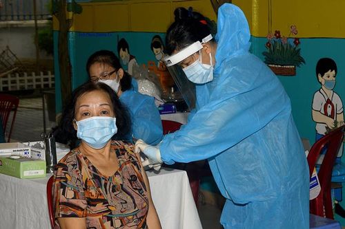 Thần tốc tiêm vắc-xin để mở cửa an toàn