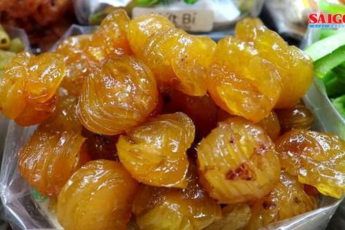 Hoa kiểng, dưa hấu chưng tết rộn rã xuống phố, bánh mứt đầy ắp tha hồ mua sắm
