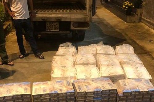 Kiểm tra xe tải phát hiện chở gần 8.000 bao thuốc lá lậu cùng súng, đạn