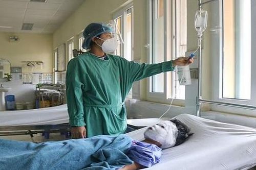 Nghịch bật lửa, bé trai 11 tuổi 'mất Tết' vì bỏng toàn mặt