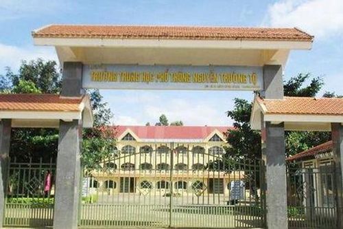 Trường phân công học sinh quét sân, tưới cây 9 ngày Tết