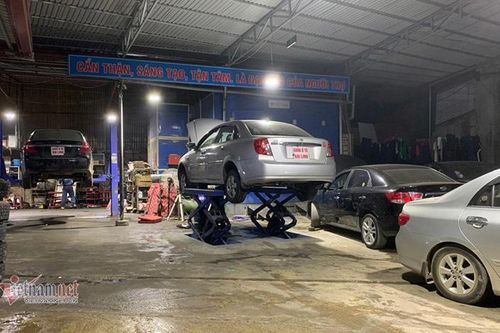 Gara ô tô sáng đèn đến nửa đêm phục vụ 'thượng đế' ngày cận Tết