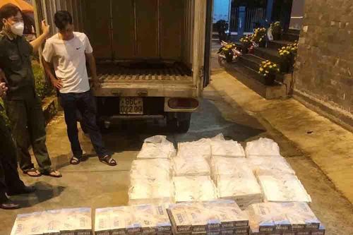 CSGT chặn bắt ô tô chở thuốc lá lậu có trữ súng ngắn