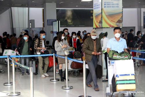 Hành khách mệt mỏi xuống sân bay Vinh sau khi nhiều chuyến bay bị hoãn