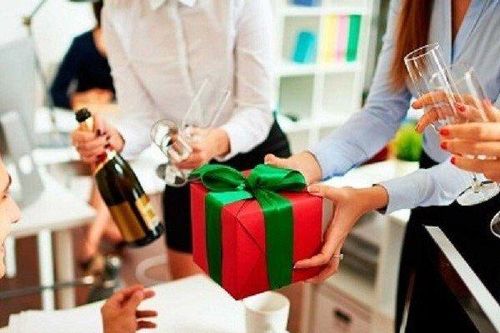 Tuyệt chiêu chọn quà Tết biếu sếp độc đáo, ấn tượng