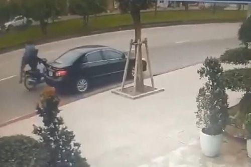 Clip: Nam thanh niên lao như bay, hạ gục tên cướp manh động trên đường phố Hải Dương
