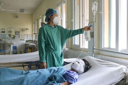 Ngịch bật lửa, bé 11 tuổi bị cháy toàn bộ vùng mặt