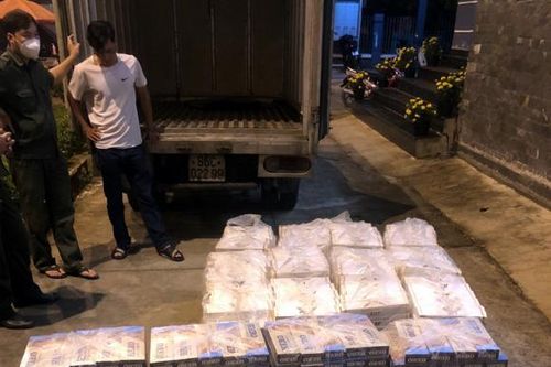 CSGT TPHCM bắt xe tải chở gần 8.000 bao thuốc lá lậu