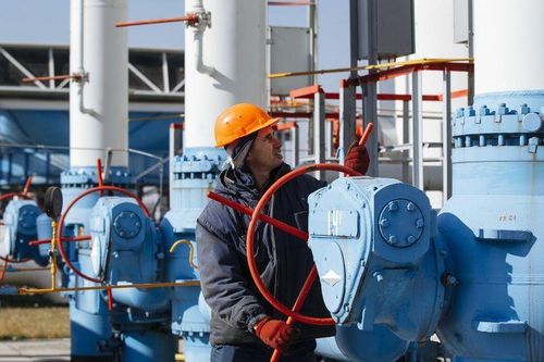 Nhiều tổ chức kinh tế nâng dự báo giá dầu thô có thể vượt 100 USD/thùng