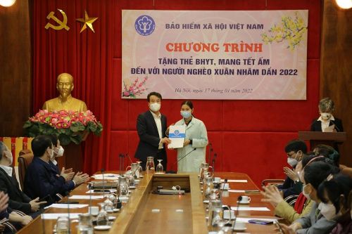 Tặng gần 600 sổ BHXH, hơn 10 nghìn thẻ BHYT và trên 3.000 phần quà tới người dân có hoàn cảnh khó khăn