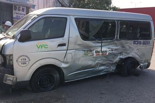 TPHCM: Xe đầu kéo 'làm xiếc' trên Quốc lộ 1, nhiều người bị thương