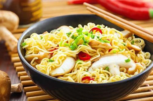 Từ vụ cứu sống bệnh nhân bị sốc phản vệ sau khi ăn mì tôm mới đây, lưu ý người có dấu hiệu này nên hạn chế