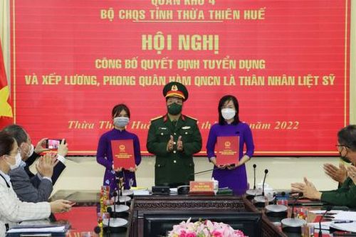 Tuyển dụng, trao quân hàm quân nhân chuyên nghiệp cho thân nhân liệt sĩ Rào Trăng 3