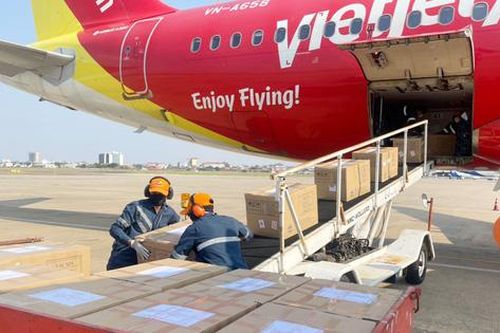 Nửa triệu liều vaccine COVID-19 Việt Nam tặng Lào được Vietjet vận chuyển miễn phí