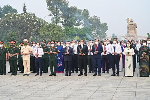 Lãnh đạo thành phố Hồ Chí Minh dâng hương tưởng niệm các anh hùng liệt sĩ